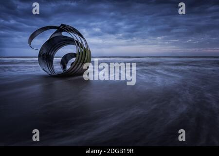 Die Muschel Mary's Shell Monument am Cleveleys Strand in der Nähe von Blackpool Mit der Flut kommt in den Sonnenuntergang Stockfoto