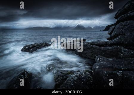 Moody Sunset bei Elgol auf der Isle of Sky, Schottland, Großbritannien Stockfoto
