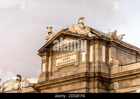 Puerta de Alcala in Madrid. Detail des Zeichens mit dem lateinischen Text: König Karl III. Im Jahre 1778 Stockfoto