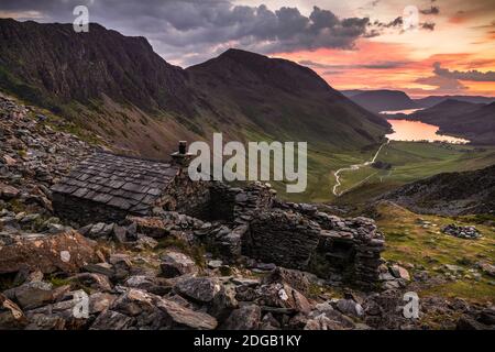 Warnscale Bothy mit Blick auf Buttermere und Crummock Water bei Sonnenuntergang im Lake District, Cumbria, Großbritannien Stockfoto