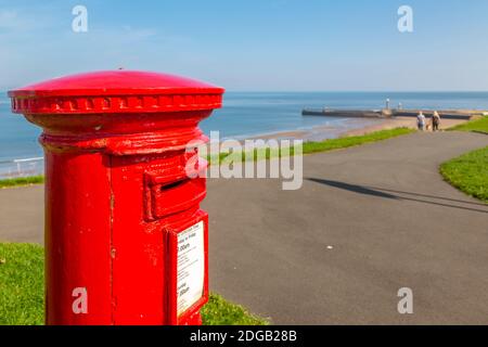 Ansicht der traditionellen roten Briefkasten und West Cliff Beach, Whitby, North Yorkshire, England, Großbritannien, Europa Stockfoto