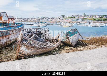 Hafen von Camaret-sur-mer mit seinen Booten, seinem Leuchtturm, in FinistÃ¨re in der Bretagne, Frankreich Stockfoto