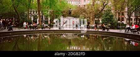 Touristen in einem Park, Madison Square Park, Manhattan, New York City, New York State, USA Stockfoto