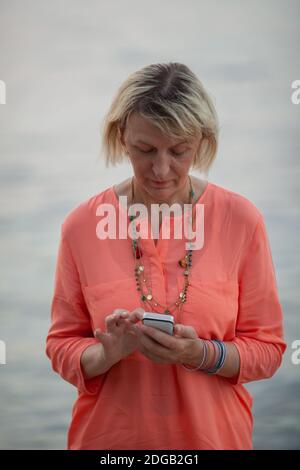 Eine Dame in Coral Stockfoto