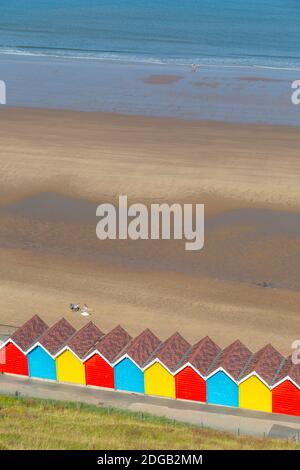 Blick auf bunte Strandhütten am West Cliff Beach, Whitby, North Yorkshire, England, Großbritannien, Europa Stockfoto