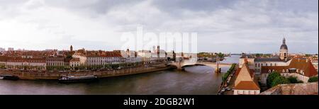 Gebäude am Wasser, Chalon-Sur-Saone, Saone-et-Loire, Burgund, Frankreich Stockfoto