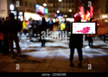 Wien, Österreich. Dezember 2020. Die Corona Ampel für ganz Österreich ist noch rot. Allerdings ist der Handel für das Weihnachtsgeschäft geöffnet und die Einkaufsstraßen in Wien sind gut besucht. Quelle: Franz Perc/Alamy Live News Stockfoto