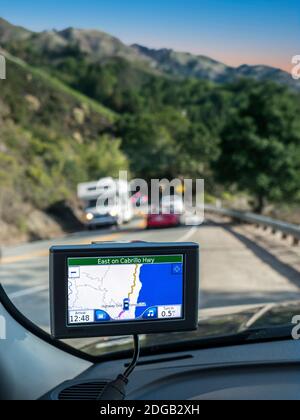 Navi California HIGHWAY ONE Satellitennavigationsbildschirm Nav Nav Anzeige Highway 1 One, East auf Cabrillo Highway mit Autos und Wohnmobil RV auf Urlaub Tour Fahrt auf beliebten Küsten Pazifik Route. Monterey, Pazifischer Ozean, Kalifornien, USA Stockfoto