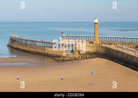 Blick auf Whitby Pier West und Leuchtturm, Whitby, Yorkshire, England, Großbritannien, Europa Stockfoto