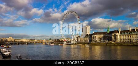 Riesenrad am Wasser, Millennium Wheel, London County Hall, Thames River, London, England Stockfoto