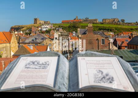Blick auf Whitby Abbey, St Mary's Church und Touristeninformationen, Whitby, Yorkshire, England, Vereinigtes Königreich, Europa Stockfoto