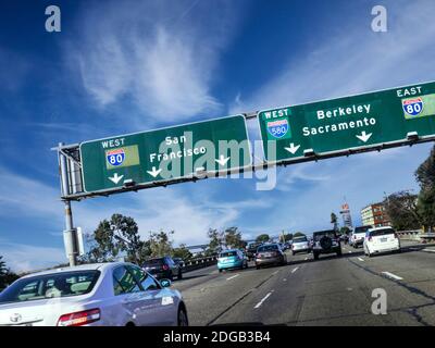 I80 Car ViewPoint der Interstate 80 West San Francisco Highway Und Schild Richtung Westen i580 Interstate 580 Berkeley Sacramento Junction Kalifornien, USA Stockfoto