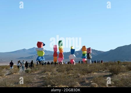 Seven Magic Mountains ist ein Kunstwerk aus 33 Kalksteinbrocken, die in hellen Farben gestapelt und gemalt sind und in der Wüste in der Nähe von Las Vegas, Nevada, stehen. Stockfoto