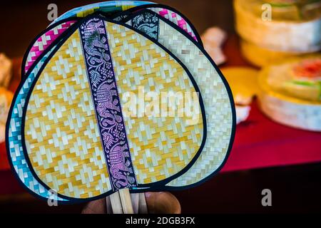 Schönes Muster auf Thai native Fan aus Bambus zum Verkauf auf dem lokalen Markt. Handgefertigter Bambus-Fan traditionell aus Thailand Stockfoto