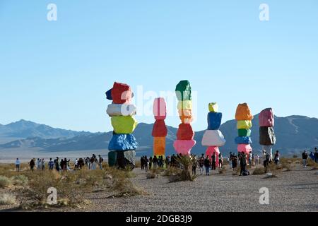 Seven Magic Mountains ist ein Kunstwerk aus 33 Kalksteinbrocken, die in hellen Farben gestapelt und gemalt sind und in der Wüste in der Nähe von Las Vegas, Nevada, stehen. Stockfoto