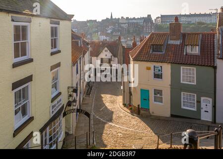 Blick auf die gepflasterte Straße und Whitby aus 199 Stufen, die zur St Mary's Church, Whitby, Yorkshire, England, Großbritannien, Europa führen Stockfoto