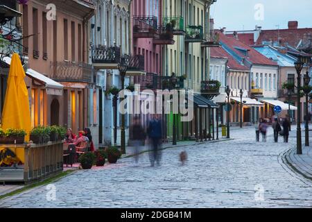 Menschen auf der Straße in der Abenddämmerung, Vilnius Straße, Kaunas, Litauen Stockfoto