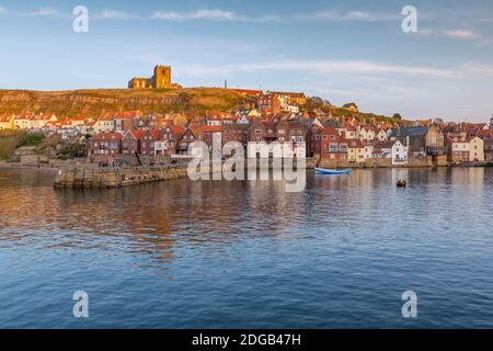 Blick auf die St. Mary's Church und Reflexionen auf dem Fluss Esk bei Sonnenuntergang, Whitby, Yorkshire, England, Großbritannien, Europa Stockfoto