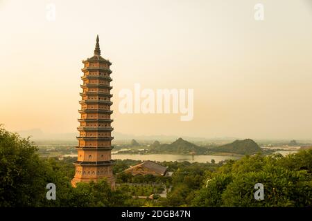 Bai Dinh Pagode bei Sonnenuntergang, in der größten buddhistischen Tempelanlage von Vietnam, in Ninh Binh Provinz. Stockfoto