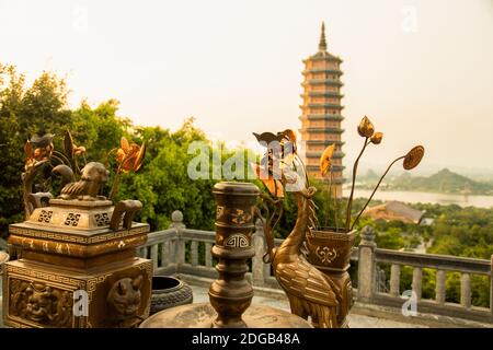 Bai Dinh Pagode bei Sonnenuntergang, in der größten buddhistischen Tempelanlage von Vietnam, in Ninh Binh Provinz. Stockfoto