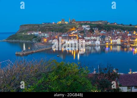 Blick auf St Mary's Church und Whitby Abbey von der anderen Seite des Flusses Esk in der Abenddämmerung, Whitby, Yorkshire, England, Großbritannien, Europa Stockfoto