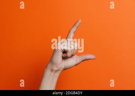 Frau s Hand zeigt wenig Menge isoliert Stockfoto