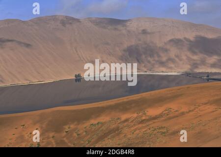 Sumu Barun Jaran See spiegelnd dunkles Wasser. Badain Jaran Wüste-Innere Mongolei-China-1158 Stockfoto