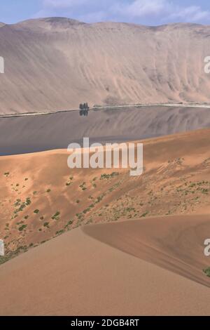 Sumu Barun Jaran See spiegelnd dunkles Wasser. Badain Jaran Wüste-Innere Mongolei-China-1161 Stockfoto
