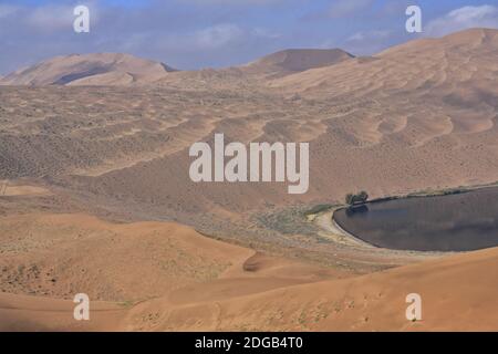 Sumu Barun Jaran See spiegelnd dunkles Wasser. Badain Jaran Wüste-Innere Mongolei-China-1162 Stockfoto