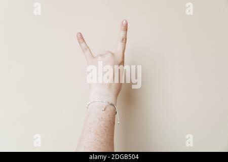 Frau Hand zeigt Hörner nach oben Geste isoliert Stockfoto