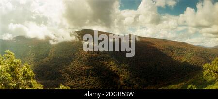 Wolken über dem Berg, Kaaterskill Falls, Catskill Mountains, New York State, USA Stockfoto