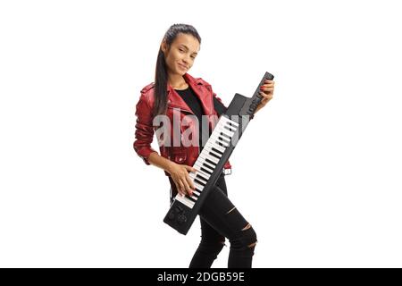 Junge Frau in einer Lederjacke, die einen Keytar-Synthesizer spielt Isoliert auf weißem Hintergrund Stockfoto