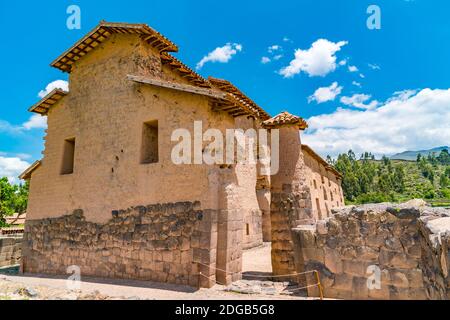 Blick auf die Ruine Tempel von Wiracocha bei der Inka Archäologische Stätte in der Region Cusco Stockfoto