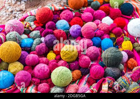 Kugeln aus Wolle natürliche Färbung Stockfoto