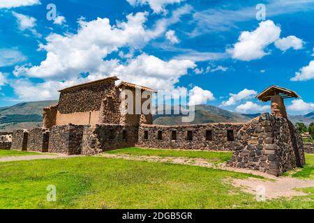 Ruinen von Storehouse im Inka Raqchi Tempel in Cusco Region Stockfoto