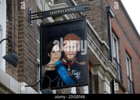 Vor dem Pub Duke of Sussex in London, Großbritannien, am 8. Dezember 2020 hängt ein Schild mit der Darstellung des Duke and Duchess of Sussex. Foto/John Voos Stockfoto