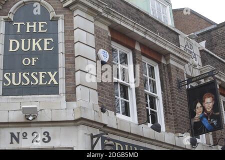 Vor dem Pub Duke of Sussex in London, Großbritannien, am 8. Dezember 2020 hängt ein Schild mit der Darstellung des Duke and Duchess of Sussex. Foto/John Voos Stockfoto