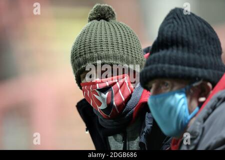 Cheltenham, Großbritannien. Dezember 2020. Cheltenham Fans während der EFL Trophy Spiel zwischen Cheltenham Town und Portsmouth im Jonny-Rocks Stadium, Cheltenham, England am 8. Dezember 2020. Foto von Dave Peters/Prime Media Images. Kredit: Prime Media Images/Alamy Live Nachrichten Stockfoto
