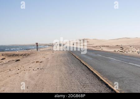 Sandsturm auf der Trans-Kalahari Autobahn zwischen Walvis Bay und Swakopmund, Namibia, Afrika. Stockfoto