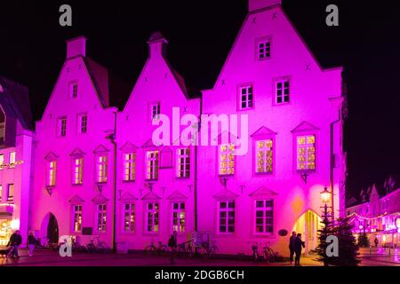 Haltern am See, NRW, Deutschland. Dezember 2020. Das mittelalterliche alte Rathaus leuchtet in hübschen Farben. Bunte Illuminationen und Baumdekorationen bringen festliche Stimmung in die kleine Marktstadt Haltern in Nordrhein-Westfalen. Kredit: Imageplotter/Alamy Live Nachrichten Stockfoto