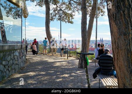 Touristen am Aussichtspunkt des Hanavsky Pavillons in Letna Park mit Blick auf die Altstadt von Prag Stockfoto