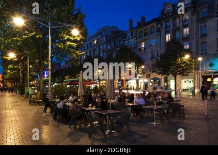 Menschen an Straßencafés in einer Stadt, Place Drouet d'Erlon, Reims, Marne, Champagne-Ardenne, Frankreich Stockfoto