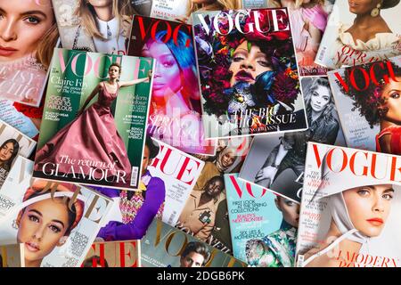 Ausgaben des Modemagazins Vogue angelegt Stockfoto