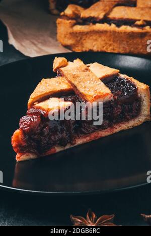 Frisch gebackene hausgemachte Torte mit Beeren. Stockfoto