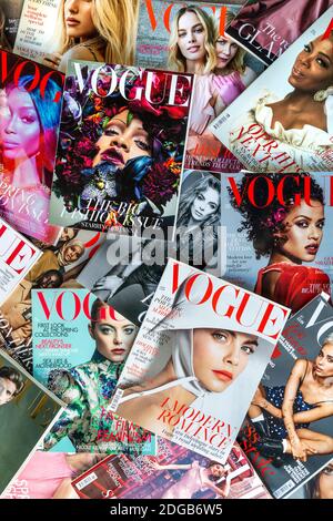 Ausgaben des Modemagazins Vogue angelegt Stockfoto