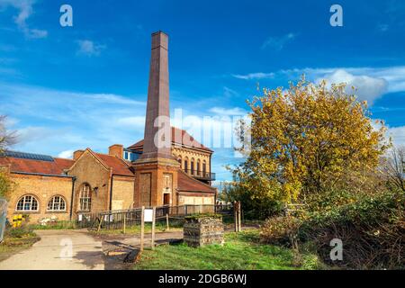 Das Maschinenhaus mit dem Larder Cafe im Walthamstow Wetlands, Lea Valley Country Park, London, Großbritannien Stockfoto