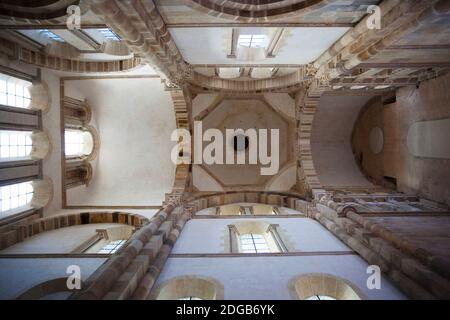 Niedriger Winkel Ansicht der Decke einer Abtei, Cluny Abtei, Maconnais, Saone-et-Loire, Burgund, Frankreich Stockfoto