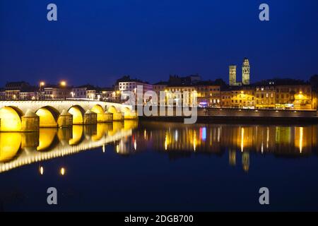 Brücke beleuchtet bei Nacht, Pont St-Laurent-Brücke, Macon, Burgund, Saone-et-Loire, Frankreich Stockfoto