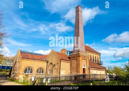 Das Maschinenhaus mit dem Larder Cafe im Walthamstow Wetlands, Lea Valley Country Park, London, Großbritannien Stockfoto