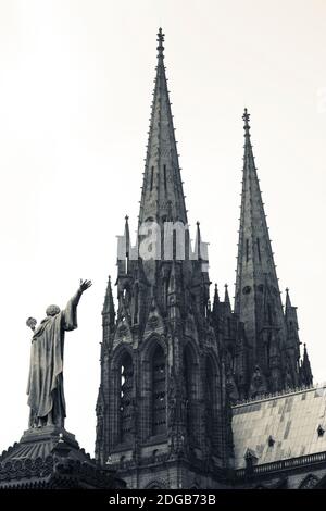 Niedrige Ansicht einer Kathedrale, Kathedrale Notre-Dame-de-l'Assomption, Clermont-Ferrand, Auvergne, Puy-de-Dome, Frankreich Stockfoto